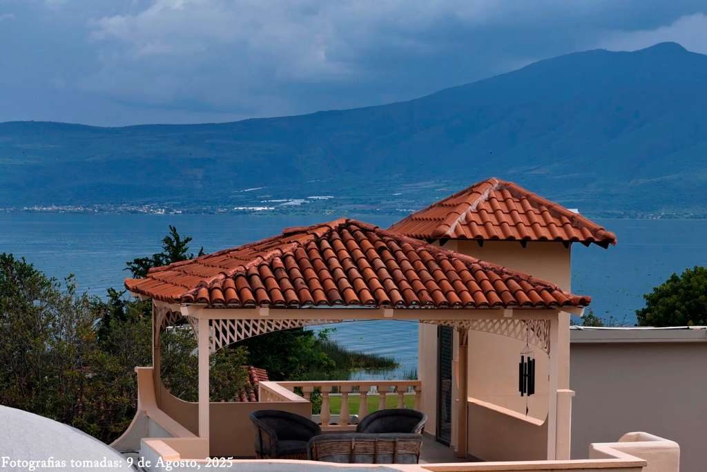 Villa Maria - Lake Adjacent Estate in La Cristina