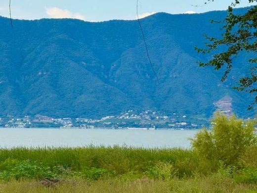 Fixer Upper,San Cristóbal Lakefront, photograph 2