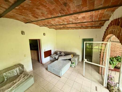 Fixer Upper,San Cristóbal Lakefront, photograph 9