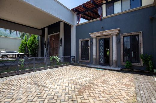Moon Style in Ajijic (West)