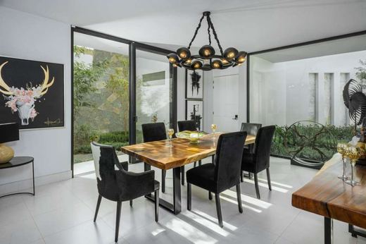 Deluxe Modern, photograph 10