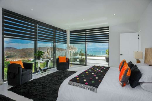 Deluxe Modern, photograph 12