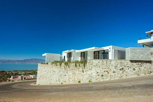 Deluxe Modern, photograph 3