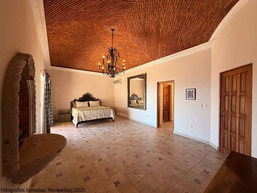Luxury Lakeview, photograph 12