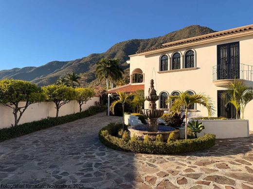 Luxury Lakeview, photograph 6