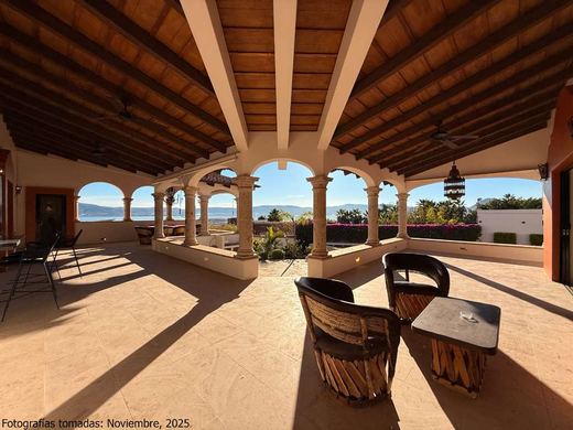 Luxury Lakeview, photograph 7