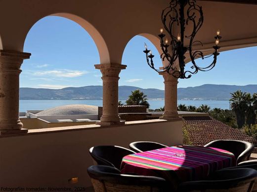 Luxury Lakeview, photograph 8