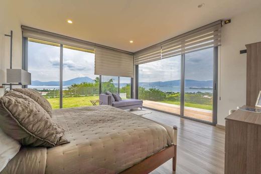 Family Luxury, photograph 10