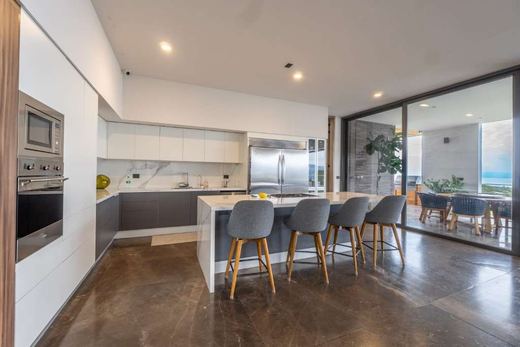 Family Luxury, photograph 9
