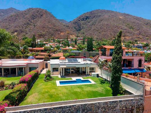 Ajijic Deluxe, photograph 2