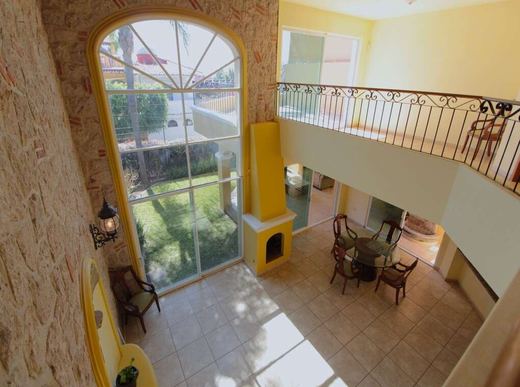 Villa Amarilla, photograph 3