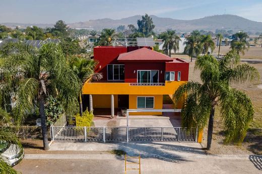 Bright modern home in Cajititlán in Tlajomulco de Zuniga