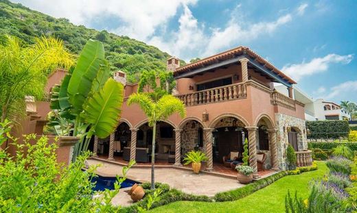 Tuscan Lakeview Villa in Vista Alegre