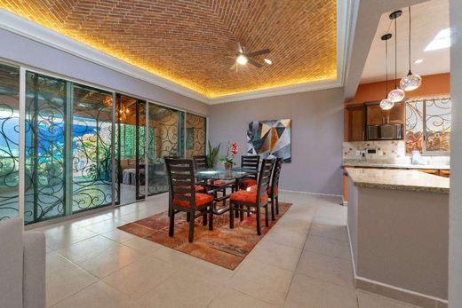 Casa Raymer, photograph 4