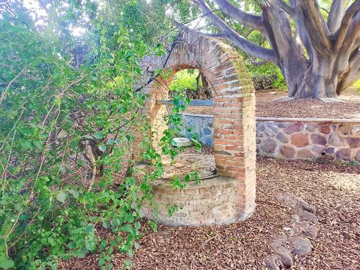 Lakefront Fixer Upper, photograph 9