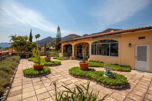 Chula Lake Views in Chula Vista Norte