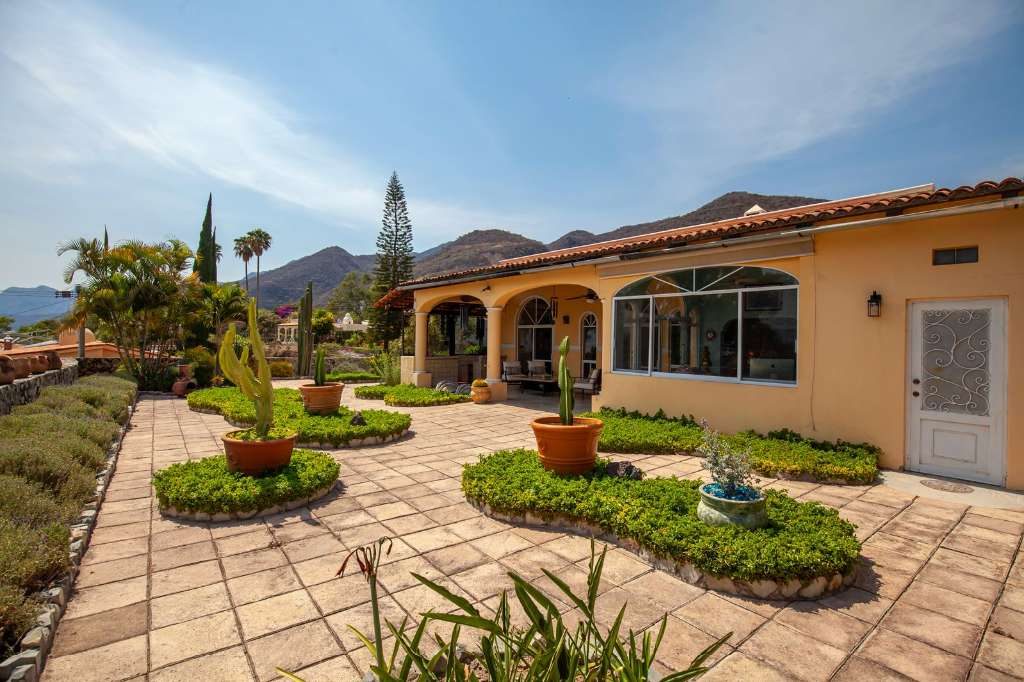 Chula Lake Views in Chula Vista Norte