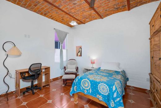Established Income Property, photograph 11