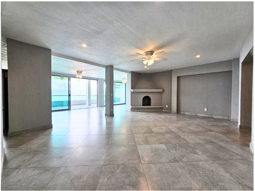La Vista Lakeview Condo, photograph 2