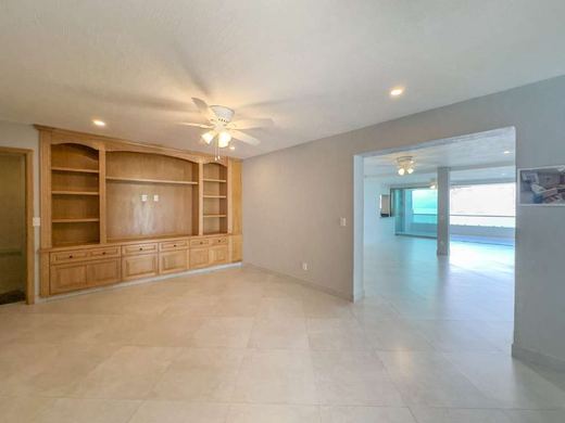 La Vista Lakeview Condo, photograph 6