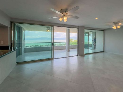 La Vista Lakeview Condo, photograph 7