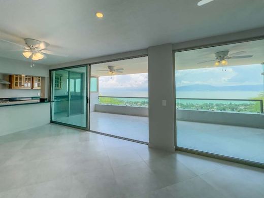 La Vista Lakeview Condo, photograph 8
