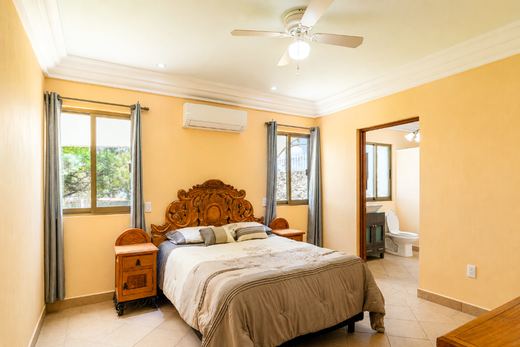 Hacienda Horizons, photograph 12