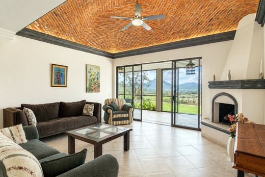 Hacienda Horizons, photograph 3