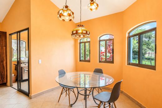 Hacienda Horizons, photograph 8
