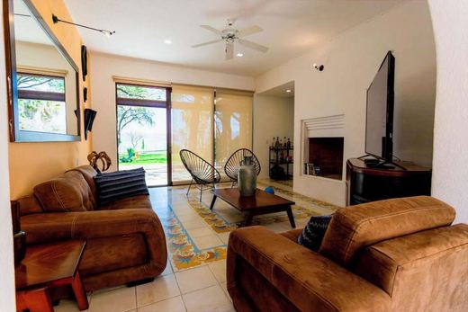 Lakefront Retreat, photograph 11