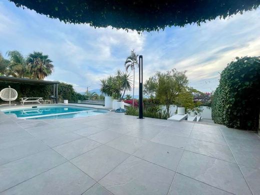 Total Luxury, photograph 11