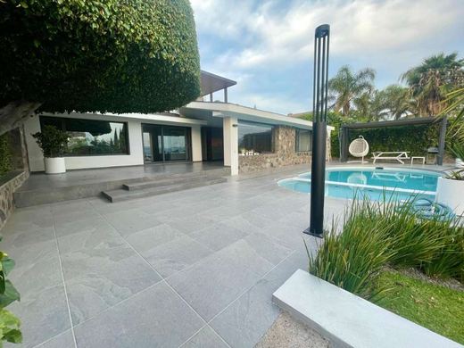 Total Luxury, photograph 3