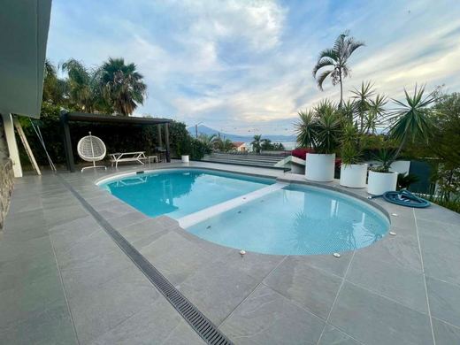Total Luxury, photograph 6