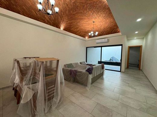 Casa Luna, photograph 3
