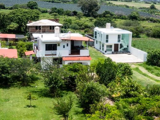 Las Aguilillas -Two Homes, photograph 2