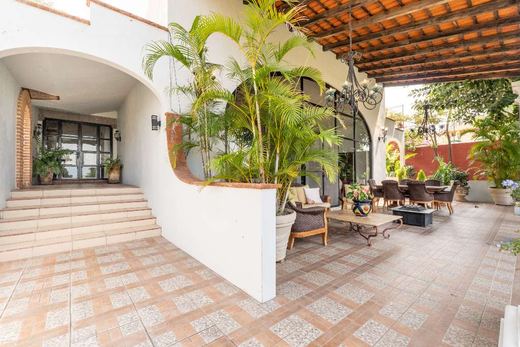 The Hidden Villa, photograph 3
