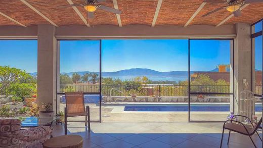 Lake View Luxury, photograph 2