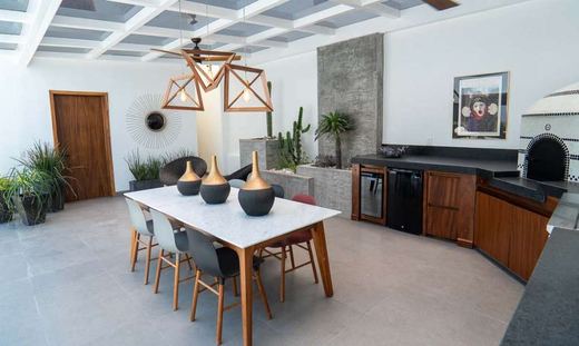 Modern Delight, photograph 11