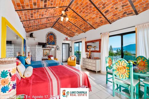 Heavenly Hacienda -Serene Lakeview, photograph 3