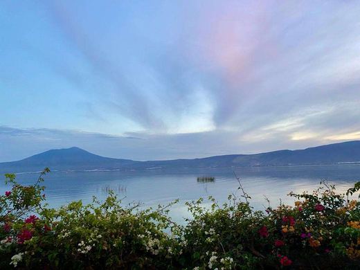 EL Chante Lakefront in El Chante